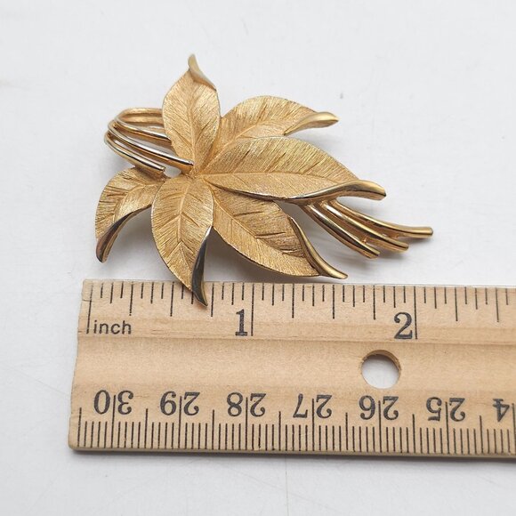 Vintage Crown Trifari Leaf Bushel Gold Tone Brush Textured Brooch Pin - Picture 5 of 5
